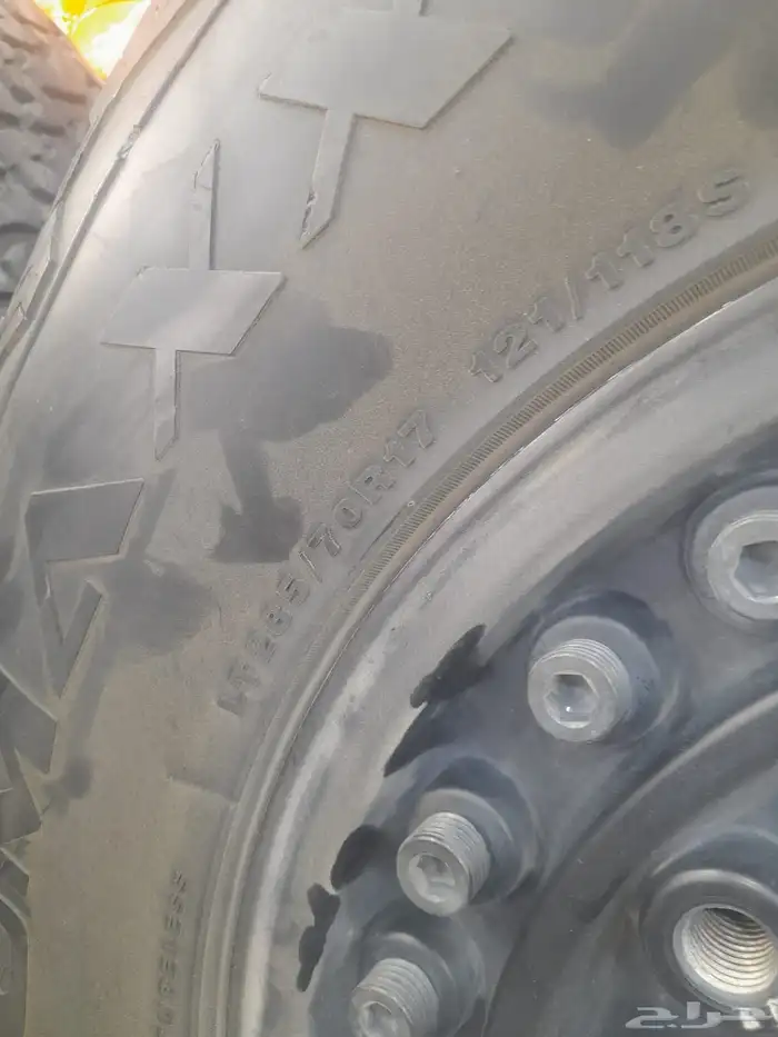 جنوط بلاك رينو بكفرات نص حجري مقاس 285 على 70علا17كف 2