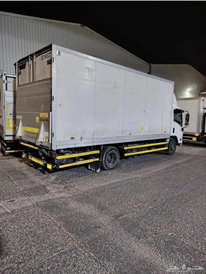 للايجار او المشاوير دينا حافضه 6 متر فيها ورافعه هيدروليك 0