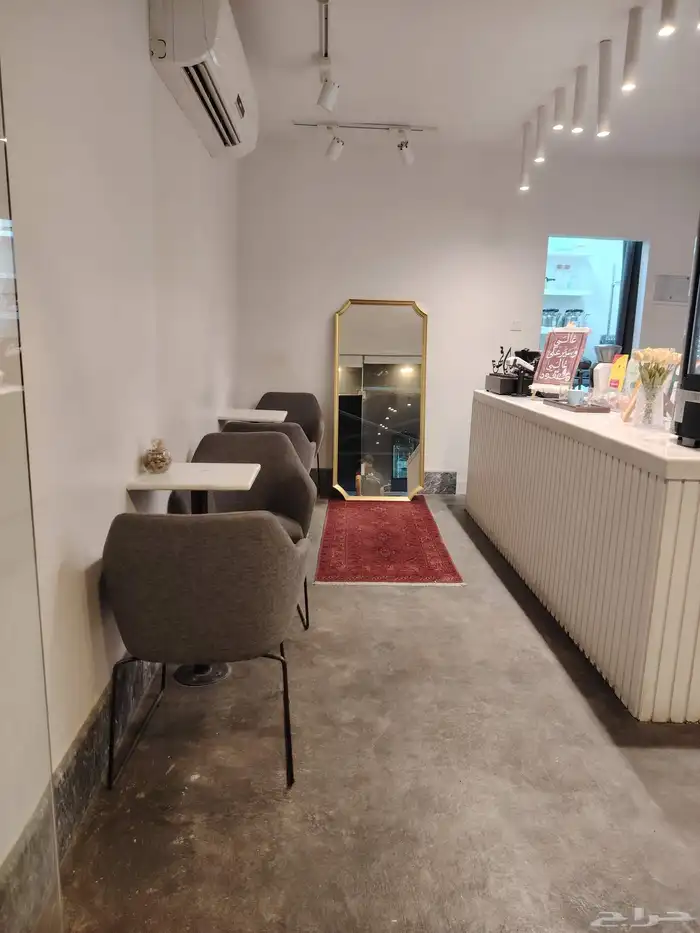 مقهى للتقبيل بما فيه 0