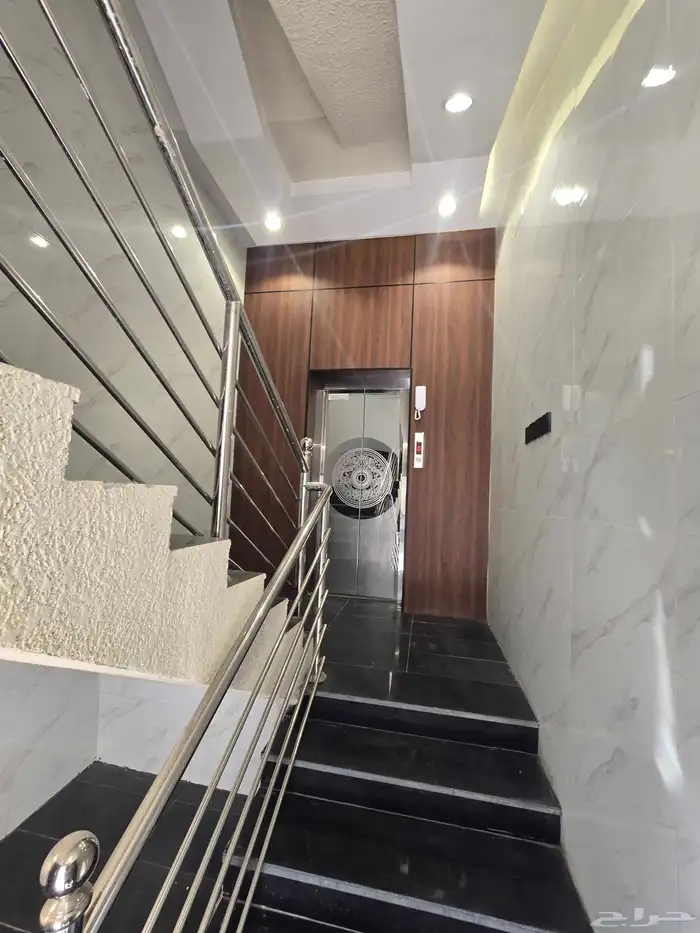 للبيع شقق علويه مصعد جاهز وسطح خاص من داخل الشقه 520 الف 0