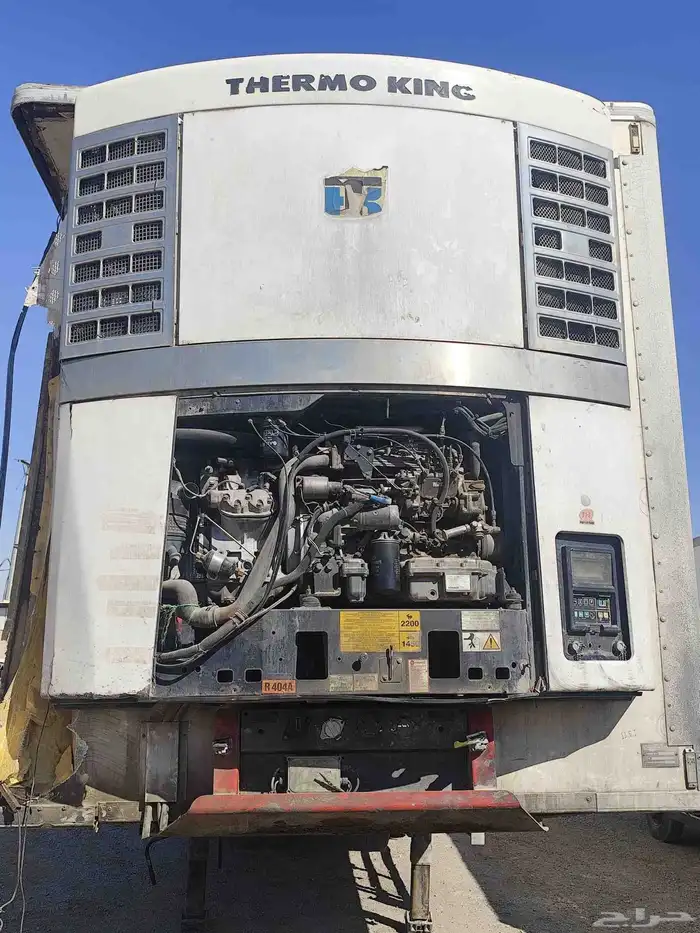 ثلاجة عليها ضربة في الزاوية اليمين 0