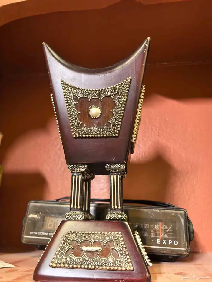 مبخرة خشبية فخمة لونها عنابي غامق مزخرفة بارزة لون فضي 17