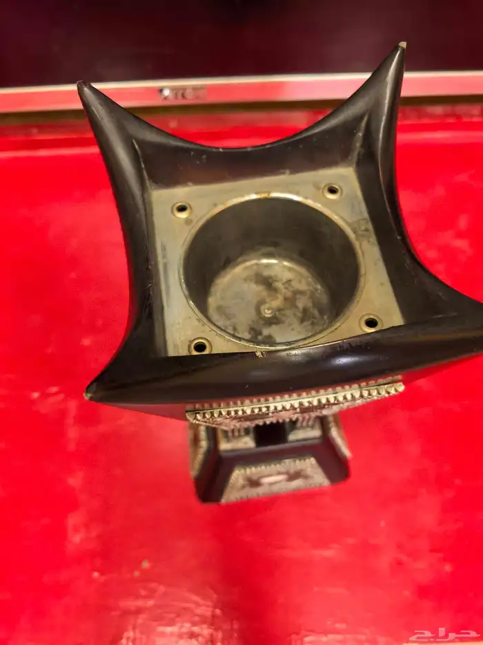 مبخرة خشبية فخمة لونها عنابي غامق مزخرفة بارزة لون فضي 6