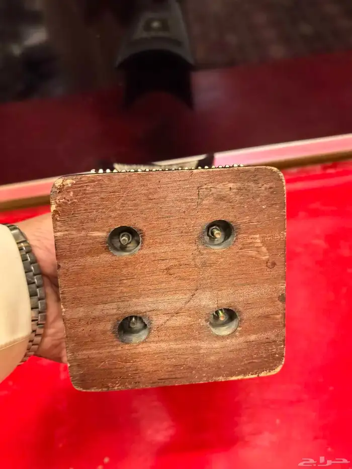 مبخرة خشبية فخمة لونها عنابي غامق مزخرفة بارزة لون فضي 4