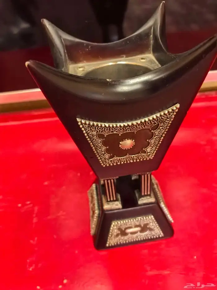 مبخرة خشبية فخمة لونها عنابي غامق مزخرفة بارزة لون فضي 5