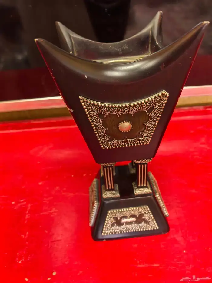 مبخرة خشبية فخمة لونها عنابي غامق مزخرفة بارزة لون فضي 1