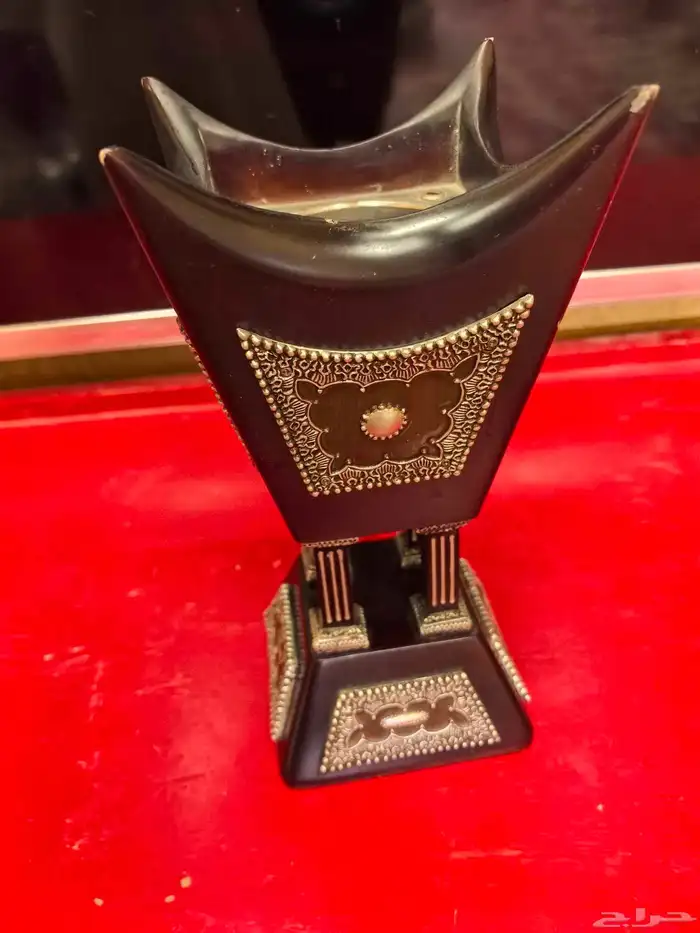 مبخرة خشبية فخمة لونها عنابي غامق مزخرفة بارزة لون فضي 2