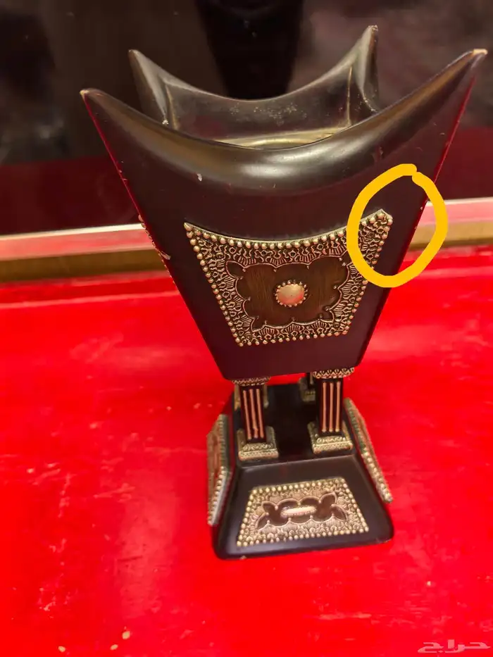 مبخرة خشبية فخمة لونها عنابي غامق مزخرفة بارزة لون فضي 22