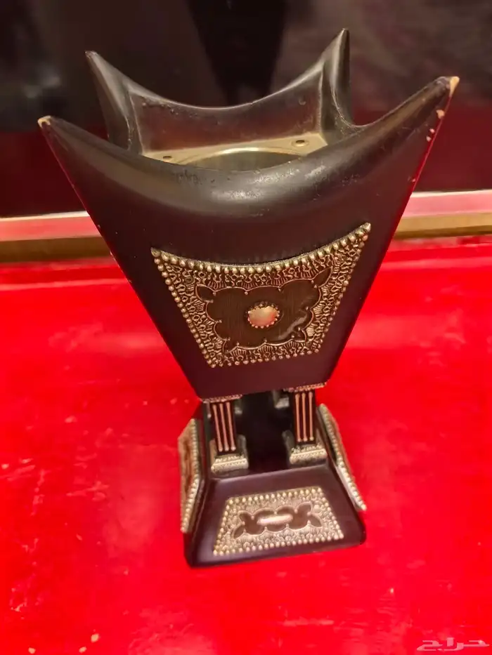 مبخرة خشبية فخمة لونها عنابي غامق مزخرفة بارزة لون فضي 0