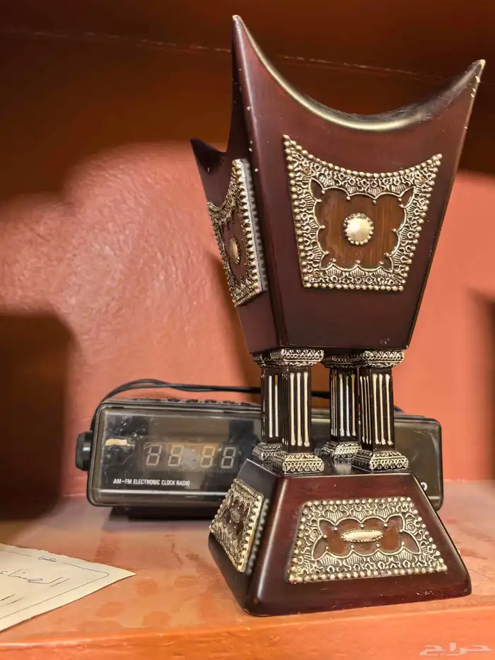 مبخرة خشبية فخمة لونها عنابي غامق مزخرفة بارزة لون فضي 20