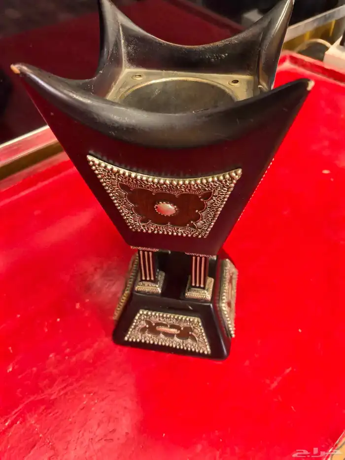 مبخرة خشبية فخمة لونها عنابي غامق مزخرفة بارزة لون فضي 19