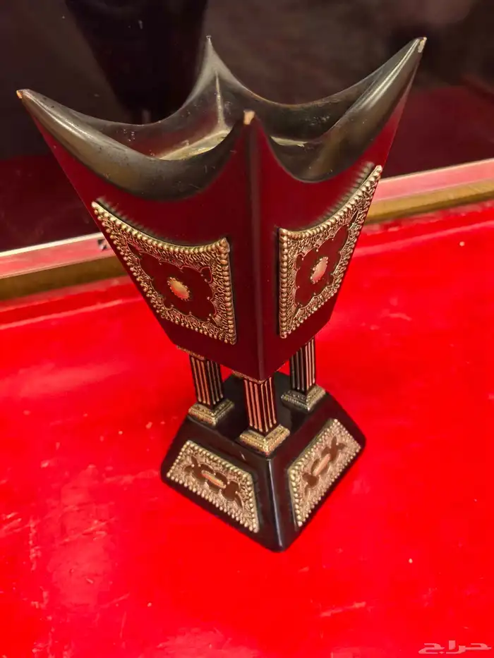 مبخرة خشبية فخمة لونها عنابي غامق مزخرفة بارزة لون فضي 12