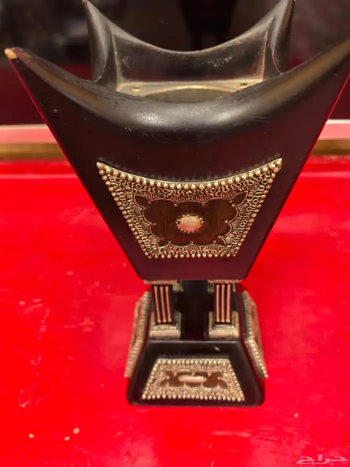 مبخرة خشبية فخمة لونها عنابي غامق مزخرفة بارزة لون فضي 3