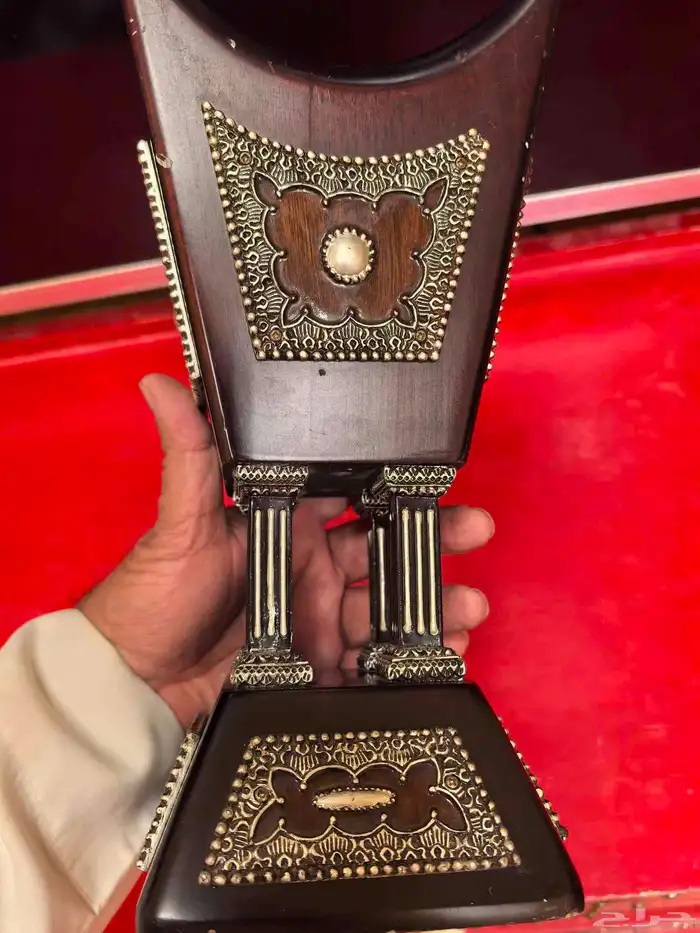 مبخرة خشبية فخمة لونها عنابي غامق مزخرفة بارزة لون فضي 13