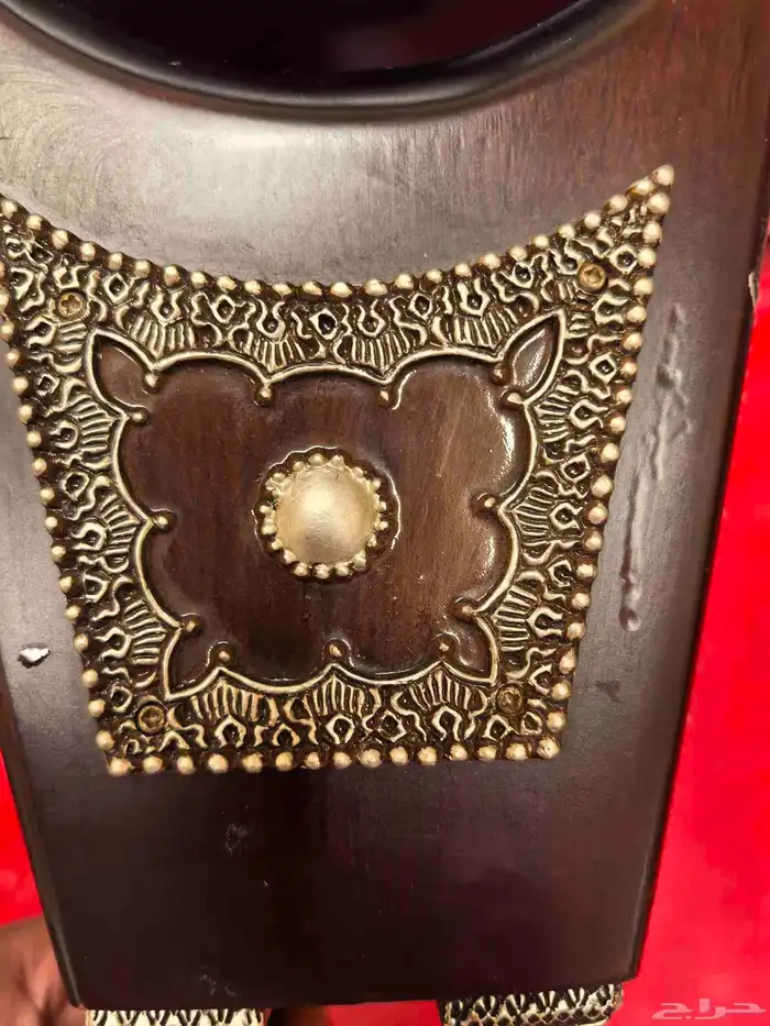 مبخرة خشبية فخمة لونها عنابي غامق مزخرفة بارزة لون فضي 7