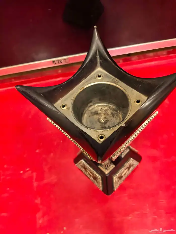 مبخرة خشبية فخمة لونها عنابي غامق مزخرفة بارزة لون فضي 16