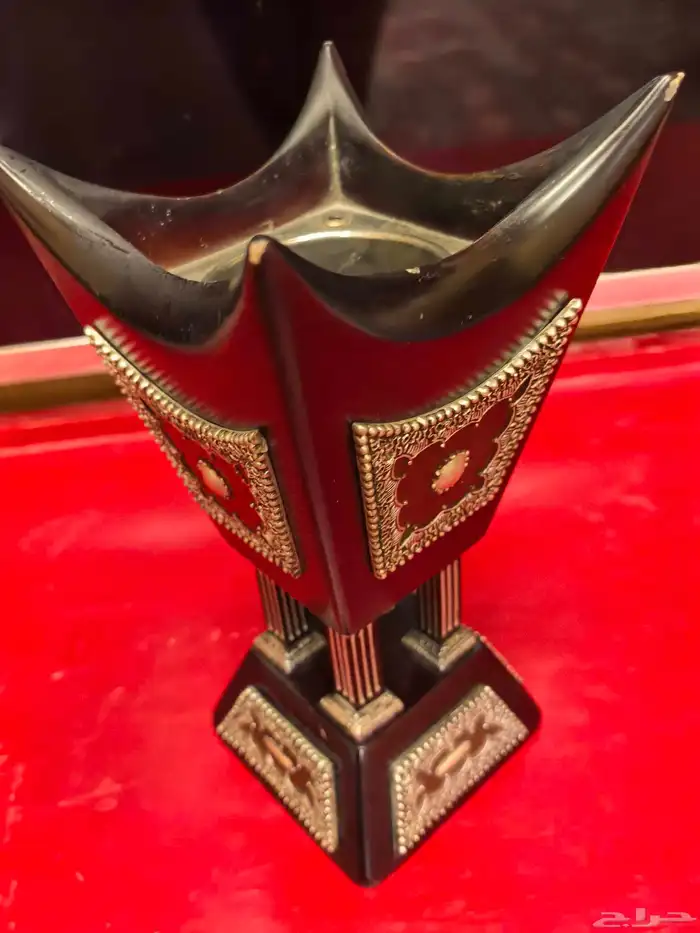 مبخرة خشبية فخمة لونها عنابي غامق مزخرفة بارزة لون فضي 15