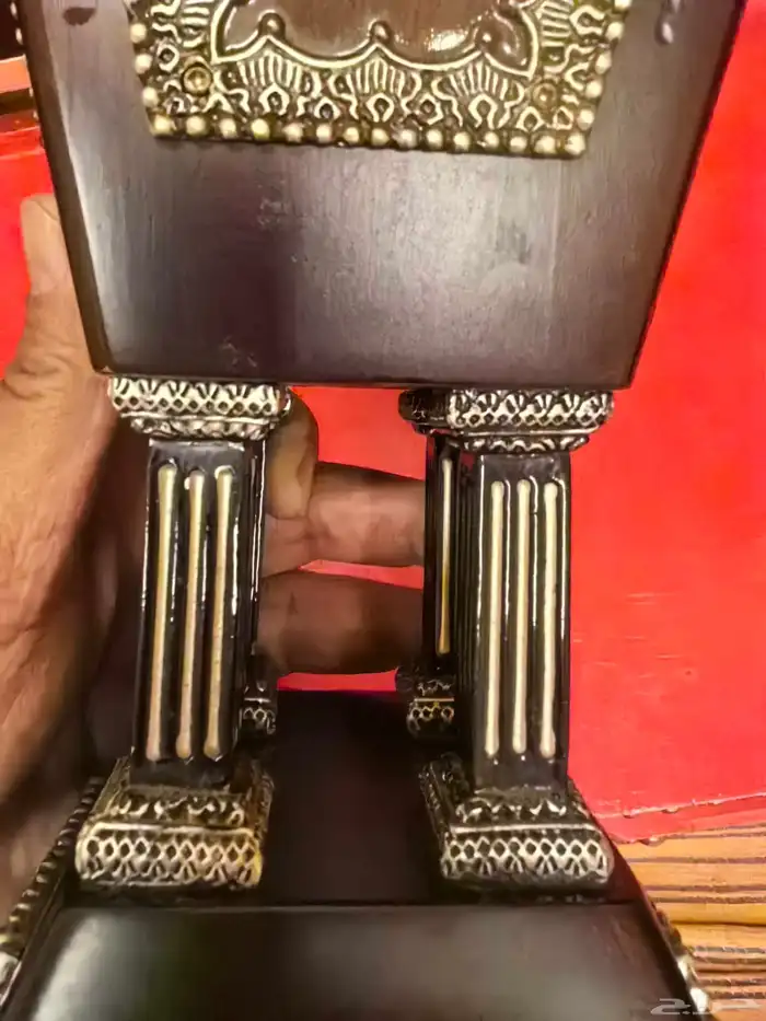 مبخرة خشبية فخمة لونها عنابي غامق مزخرفة بارزة لون فضي 9