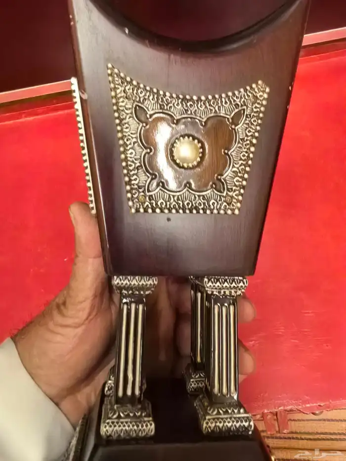 مبخرة خشبية فخمة لونها عنابي غامق مزخرفة بارزة لون فضي 10