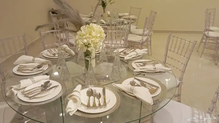 يوجد لديناكراسي وطاولات داخل رياض وخارج رياض وجلسات شعبيات 5