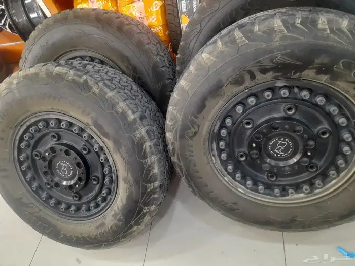 جنوط بلاك رينو بكفرات نص حجري مقاس 285 على 70علا17كف 5