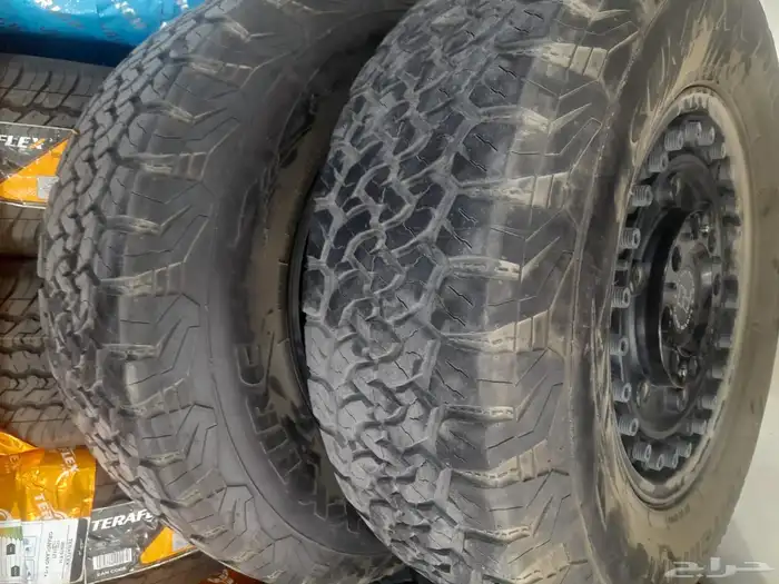 جنوط بلاك رينو بكفرات نص حجري مقاس 285 على 70علا17كف 4