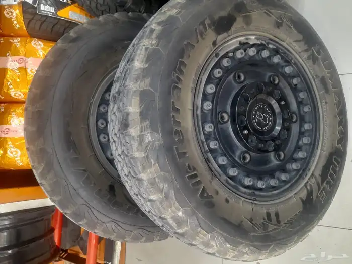 جنوط بلاك رينو بكفرات نص حجري مقاس 285 على 70علا17كف 3