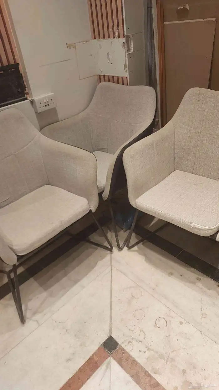 عدد 4 كراسي وطاوله. الصالونات او الكافيهات 2