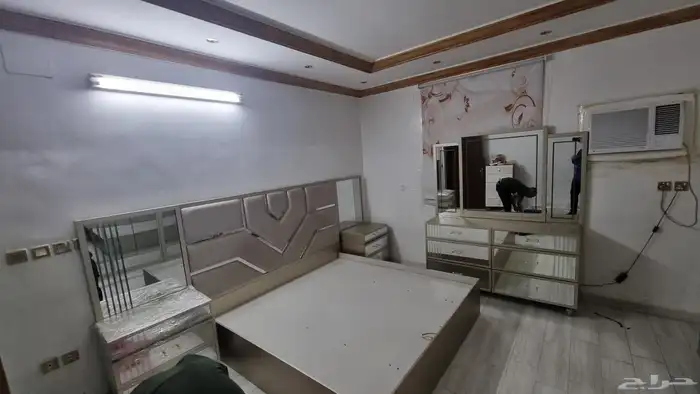 غرفة نوم كبيرة كنج تصميم مرايات كامل أنيقة وفخمة 1