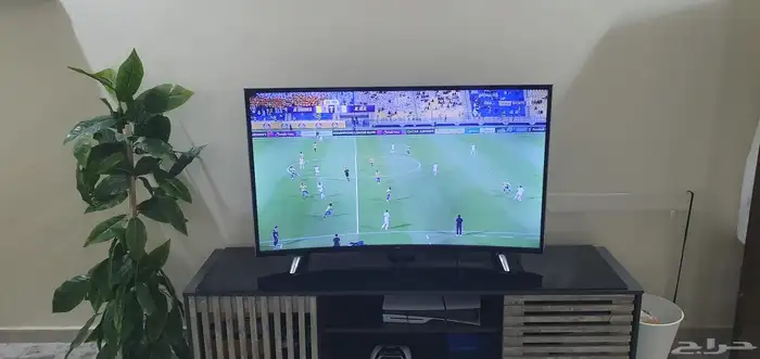 شاشة TCL بحالة ممتازة بتقنية الانحناء 1