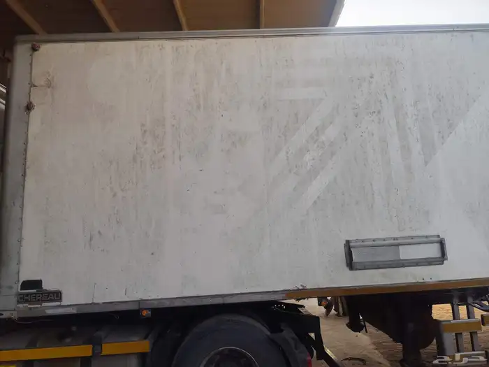 ثلاجة عليها ضربة في الزاوية اليمين 3