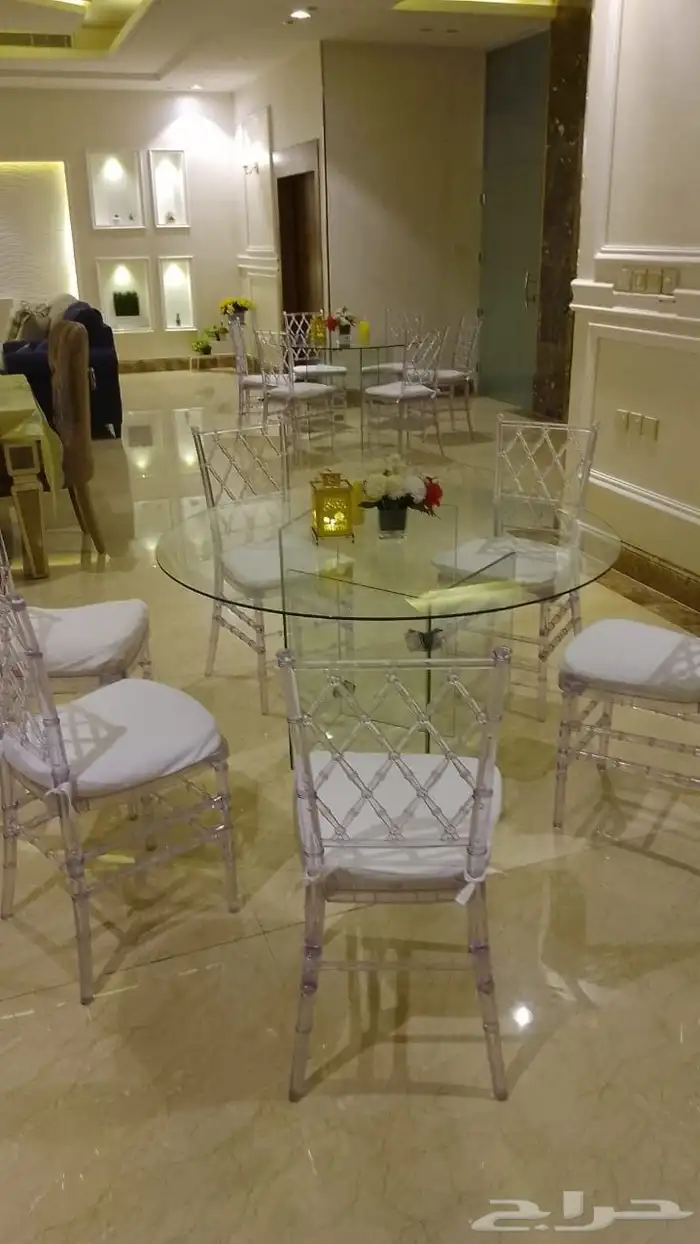 يوجد لديناكراسي وطاولات داخل رياض وخارج رياض وجلسات شعبيات 7