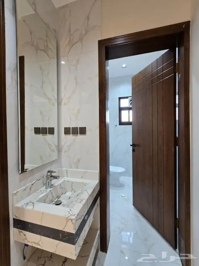 للبيع روف علوى مع ملحق مدخل مستقل بمدخل سياره طريق الثمانين 24