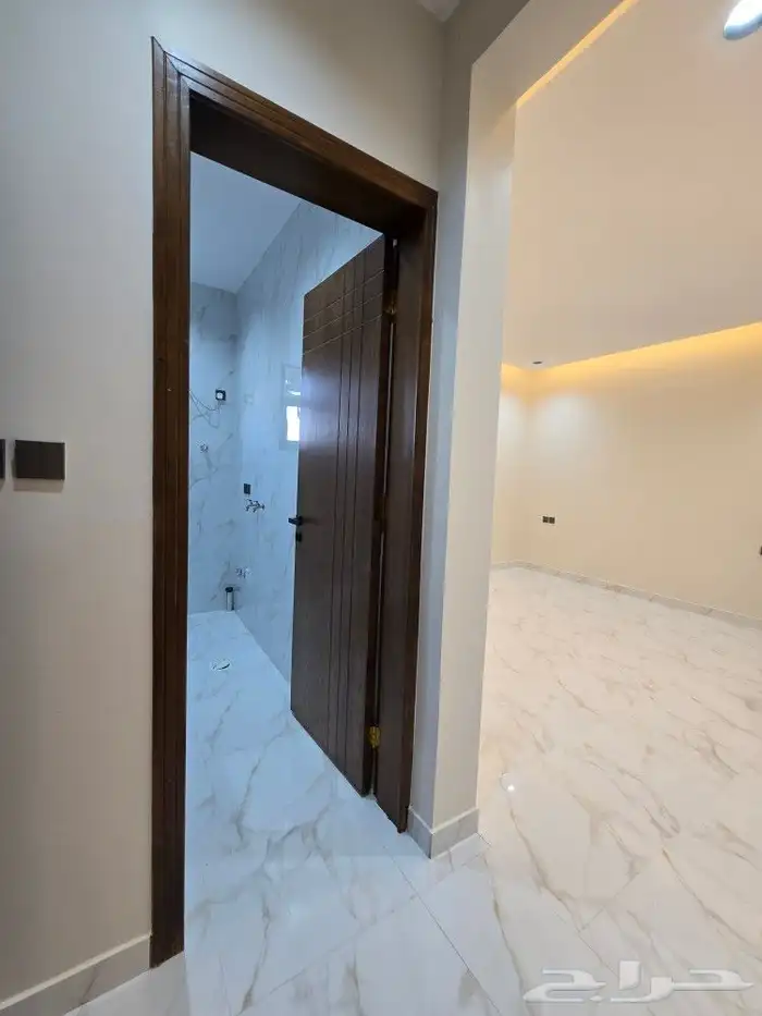 للبيع روف علوى مع ملحق مدخل مستقل بمدخل سياره طريق الثمانين 18