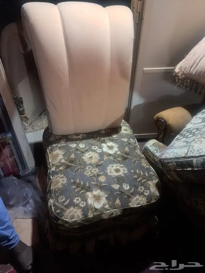 كنب للبيع متوفر اكثر من طقم 8