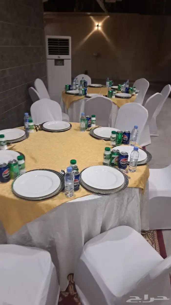 يوجد لديناكراسي وطاولات داخل رياض وخارج رياض وجلسات شعبيات 6