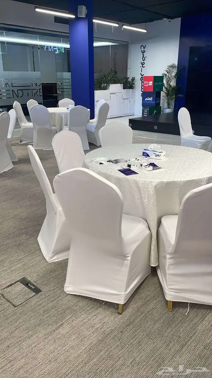 يوجد لديناكراسي وطاولات داخل رياض وخارج رياض وجلسات شعبيات 0