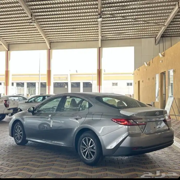 تويوتا كامري فئة E بنزين جنوط سعودي اسود ورمادي( باقل سعر ) 8