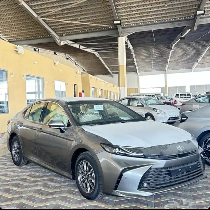 تويوتا كامري فئة E بنزين جنوط سعودي اسود ورمادي( باقل سعر ) 5