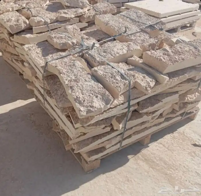 حجر عشوائي ابيض واصفر و وجه جبل 1