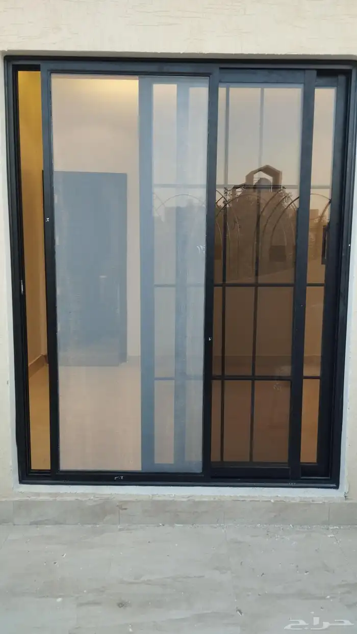 Aluminium window with decor 1