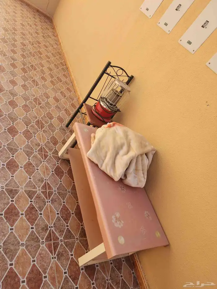 للبيع طاوله وكرسي وسخانه كهربائيه 0