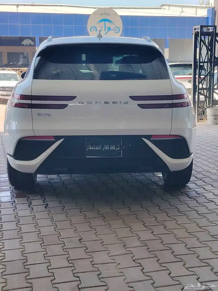 جينسس 2023 GV70 ديزل 8