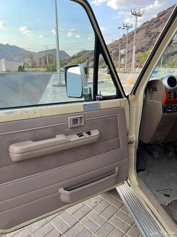 تويوتا شاص فل كامل بريمي نظيف 2012 11