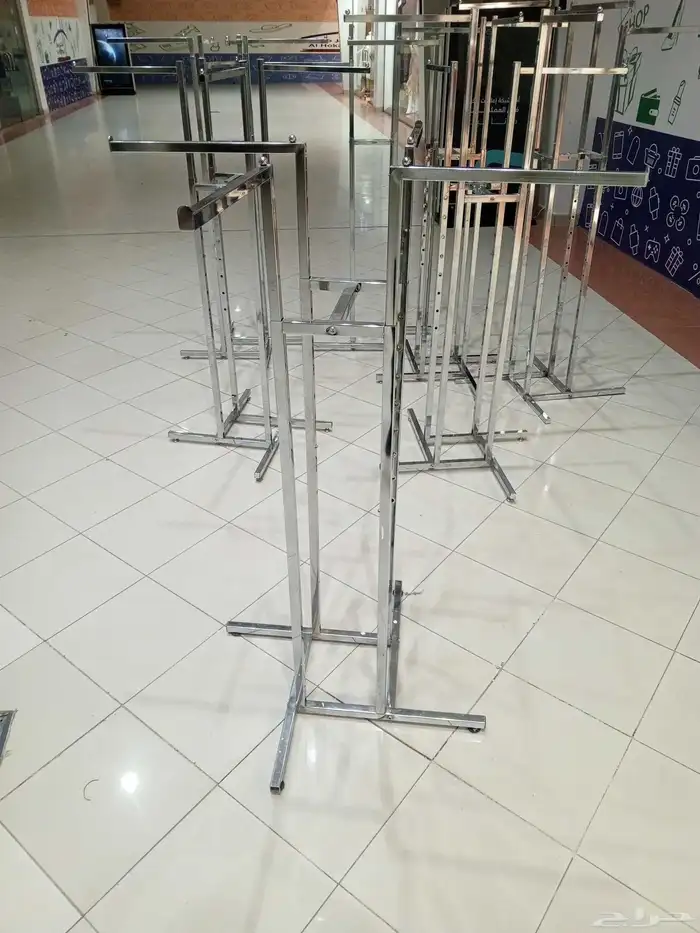 استندات ملابس شبه جديد مستخدام نضيف 1