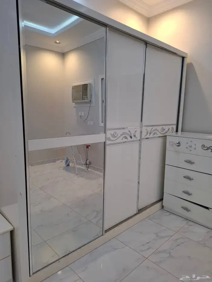 دولاب غرفة نوم بمحتوياته 1