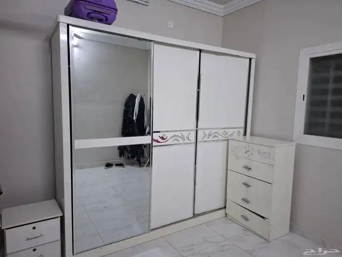 دولاب غرفة نوم بمحتوياته 0