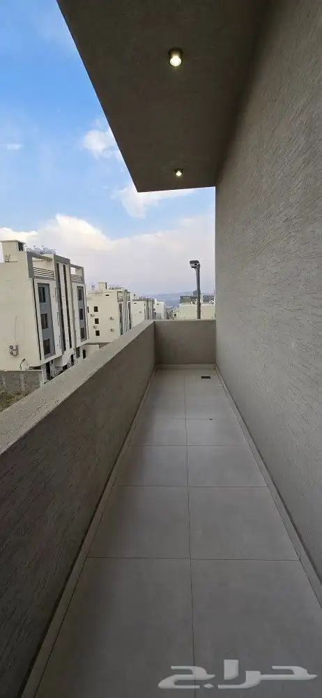 للبيع متبقي دور علوي 6غرفVIPمن530 ألف مقابل كبري المطار أبها 10