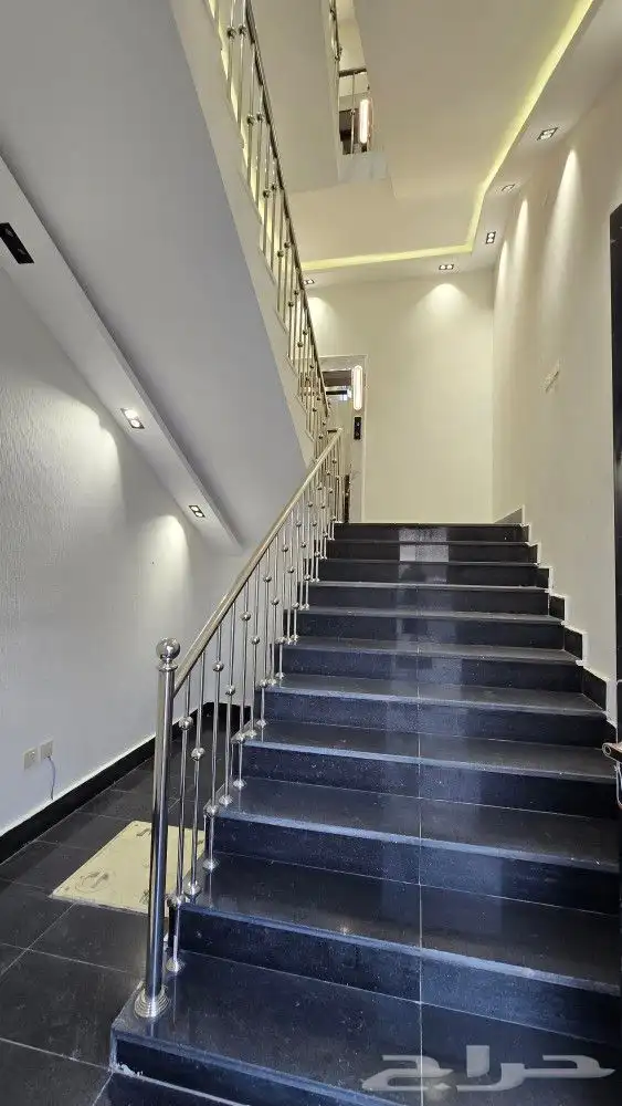 للبيع متبقي دور علوي 6غرفVIPمن530 ألف مقابل كبري المطار أبها 4