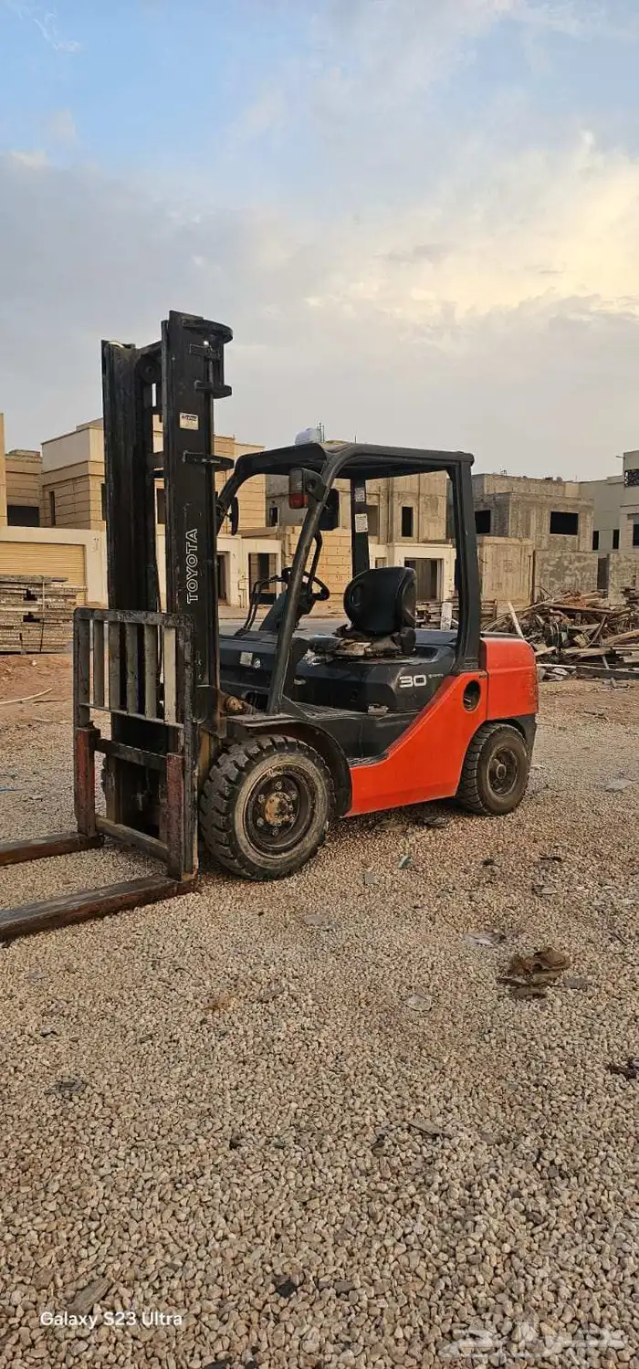 للايجار جميع أنواع الرافعات الشوكية شهري مشاوير يومي 0